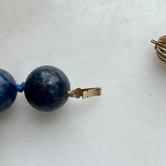 14k Fluted Yellow Gold & Large (15mm) Blue Lapis Bead Vintage Estate Necklace - Picture 9 of 13
